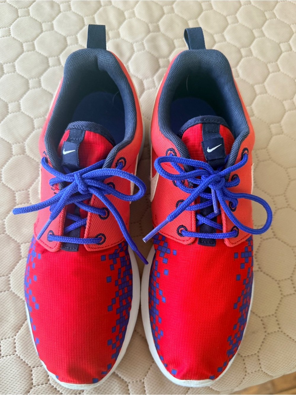 Nike Roshe lightweight shoes. Bright
Colorway. EUC ladies sz 8 kids 6.5 (I’m 8)